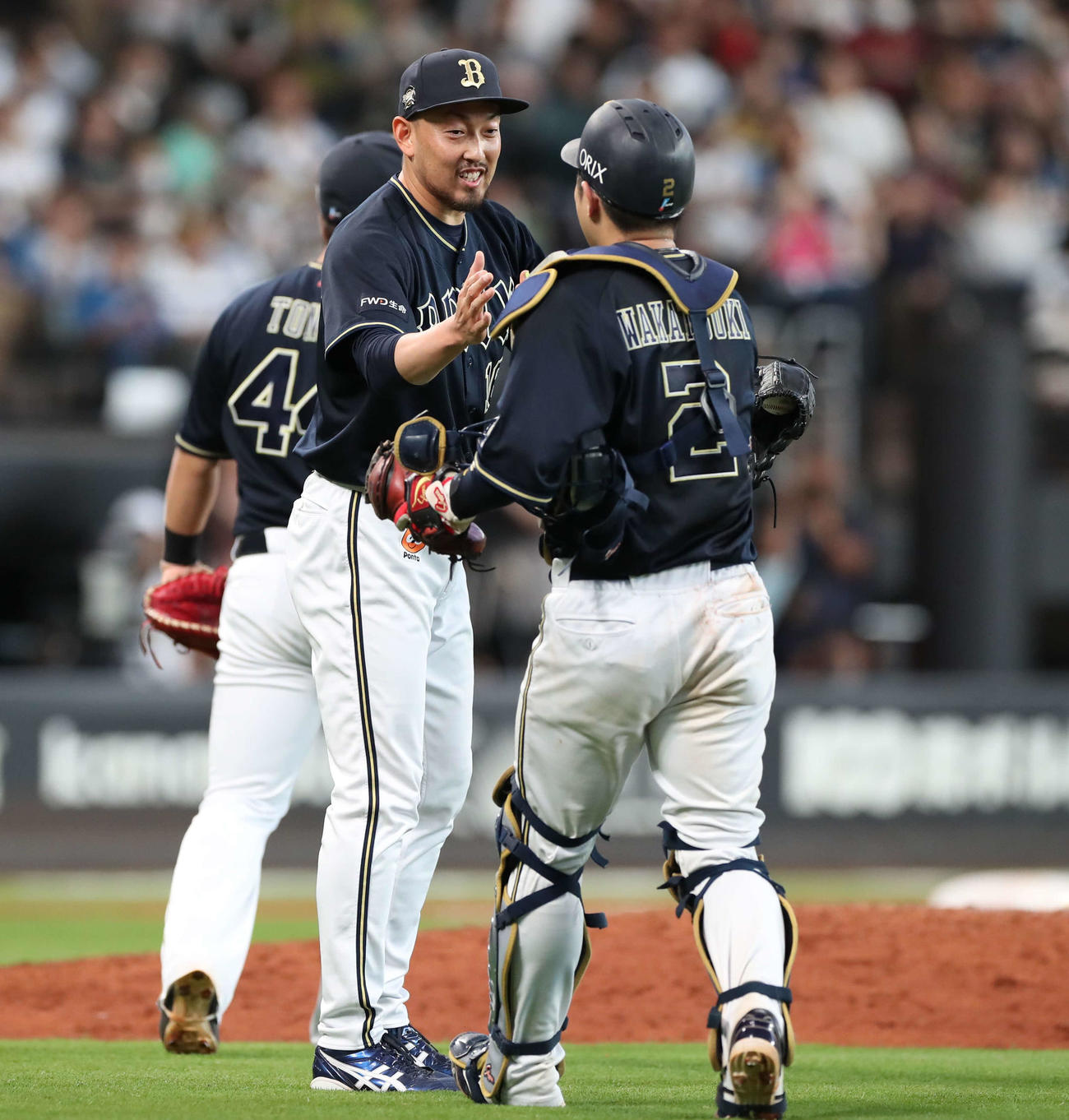 日本ハム対オリックス　試合後、捕手若月（右）と握手する平野佳（撮影・黒川智章）