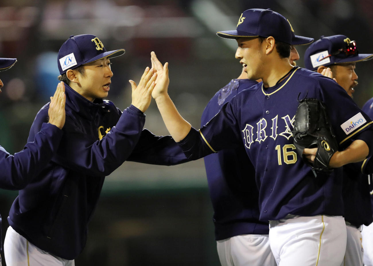 17年5月、平野佳（右）とハイタッチで勝利を喜び合う金子