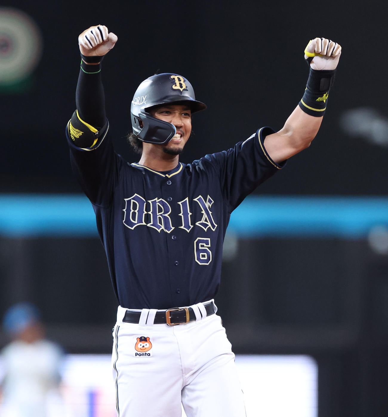 日本ハム対オリックス　5回表オリックス1死一、二塁、宗は勝ち越しとなる適時二塁打を放ちガッツポーズをする（撮影・佐藤翔太）