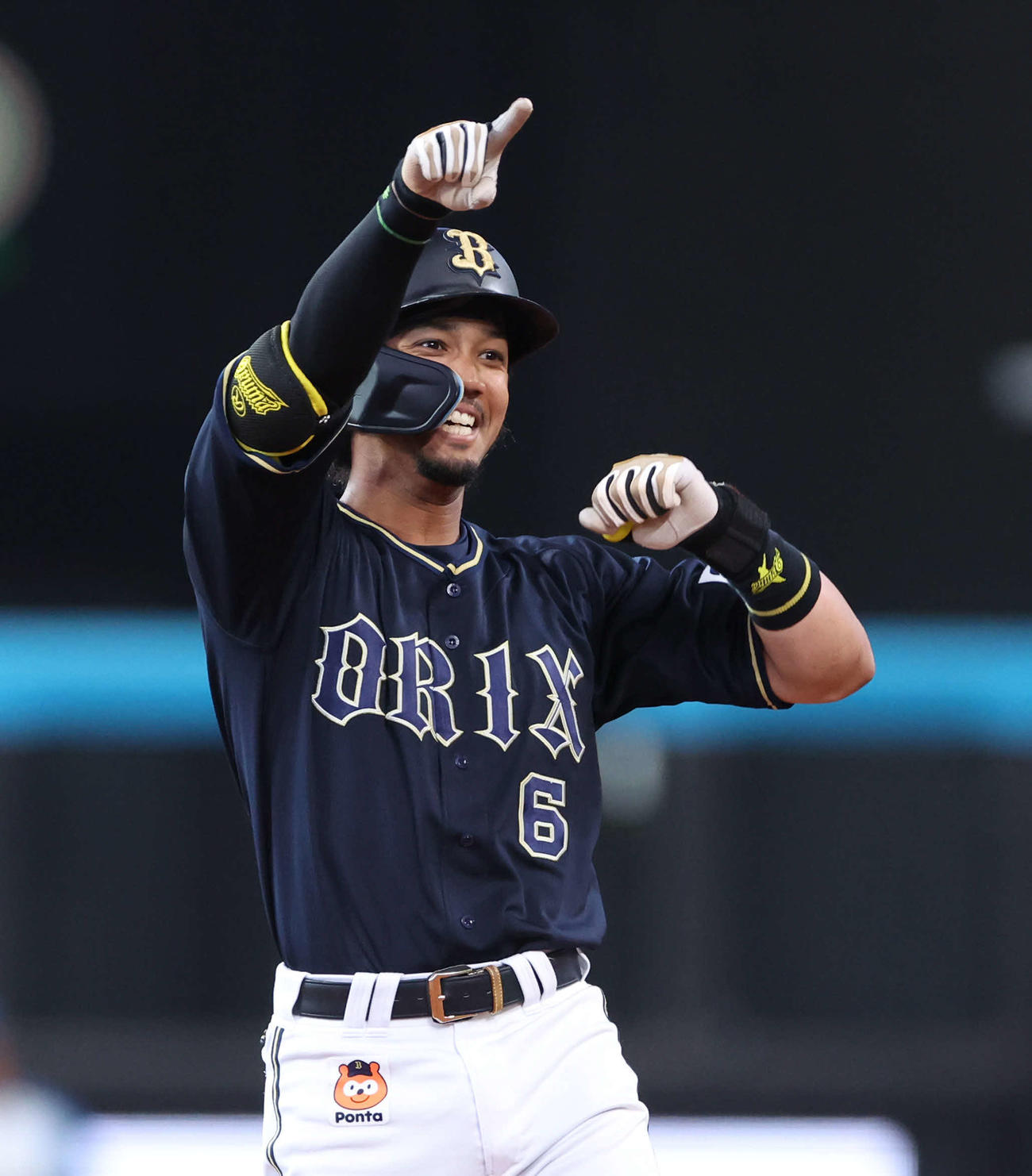 日本ハム対オリックス　5回表オリックス1死一、二塁、宗は勝ち越しとなる適時二塁打を放ちポーズをとる（撮影・佐藤翔太）