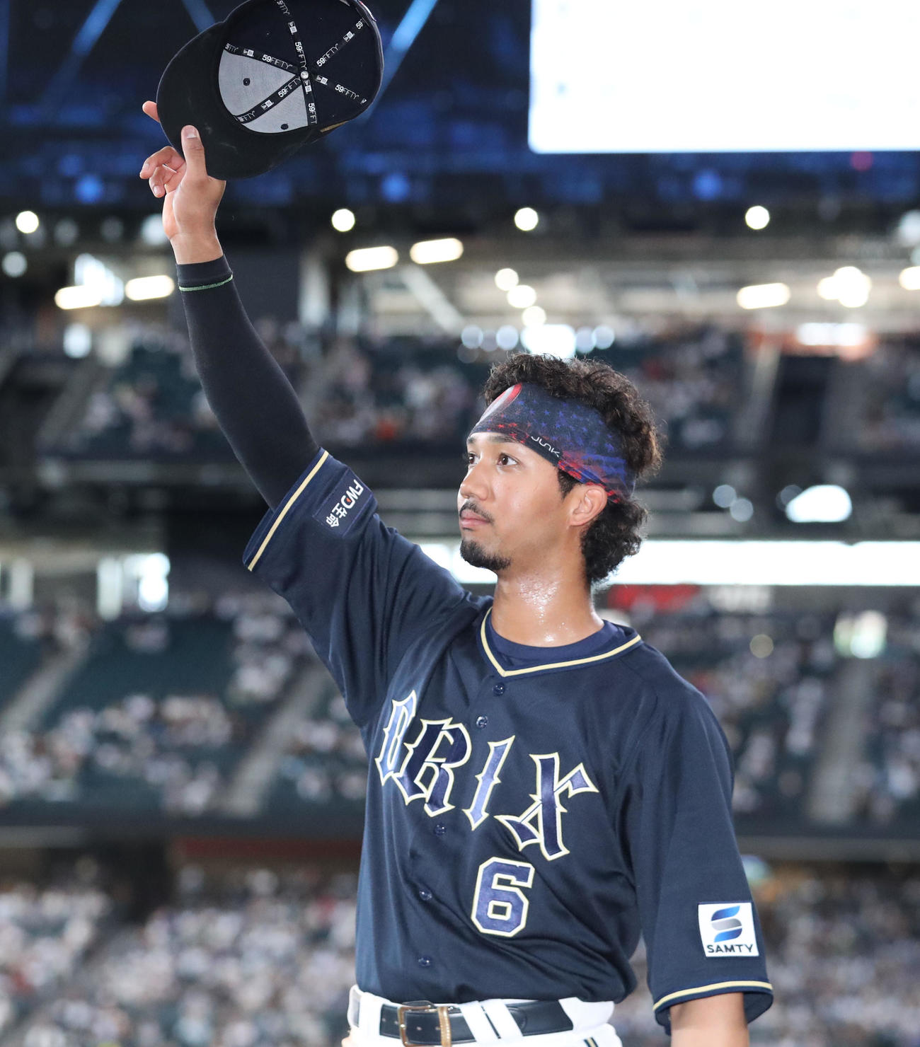 日本ハム対オリックス　スタンド応援席のファンに手を振りながら引き揚げるオリックス宗（撮影・佐藤翔太）