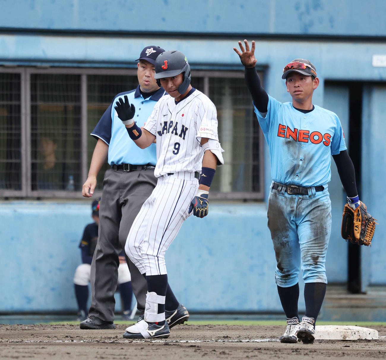 ENEOS対侍ジャパン大学日本代表　6回裏侍ジャパン大学日本代表2死一、二塁、2点適時右三塁打を放った代打宮崎一（中央）（撮影・宮地輝）