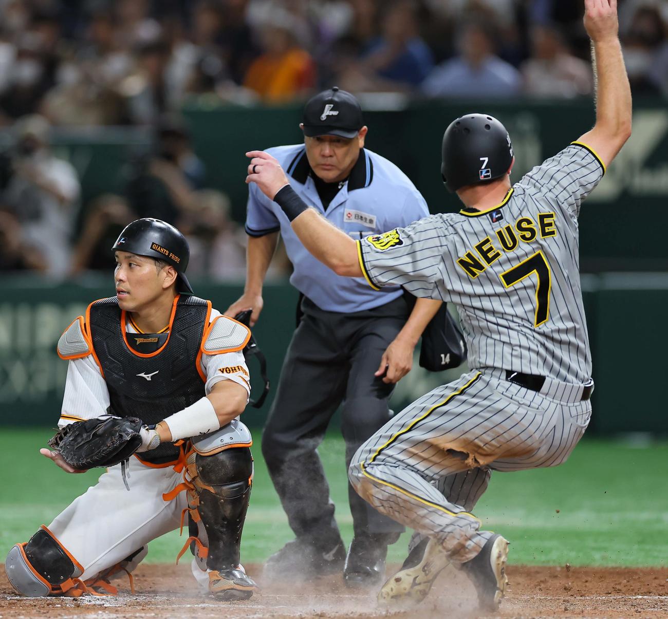 巨人対阪神　9回表阪神2死一、二塁、岡本和の後逸で二塁から生還するノイジー。捕手は大城卓（撮影・上田博志）
