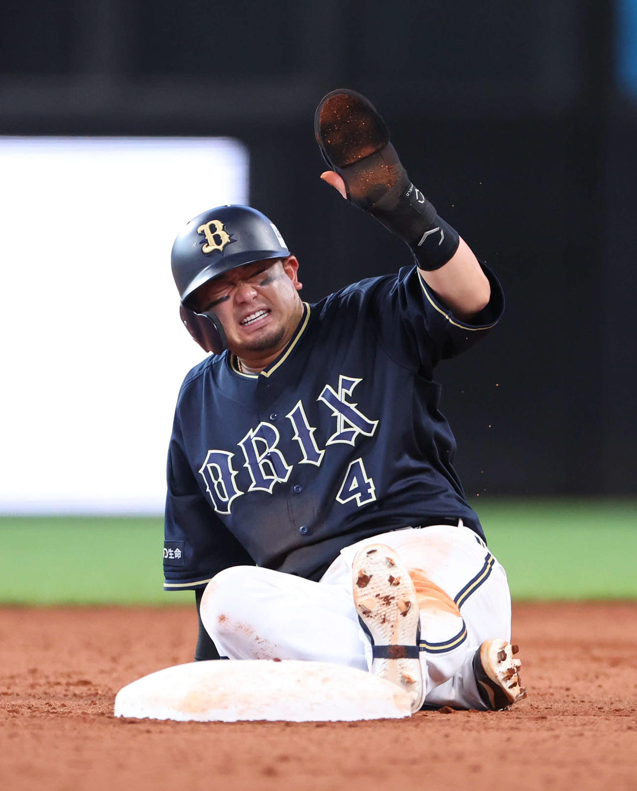 日本ハム対オリックス　8回表オリックス1死一塁、杉本の中前打で二塁を回るも帰塁し顔をしかめる森（撮影・佐藤翔太）