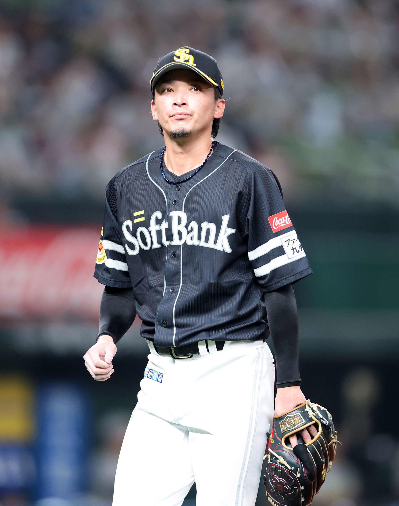 西武対ソフトバンク　5回裏、西武の攻撃を抑えベンチに引き揚げるソフトバンク東浜（撮影・鈴木正人）