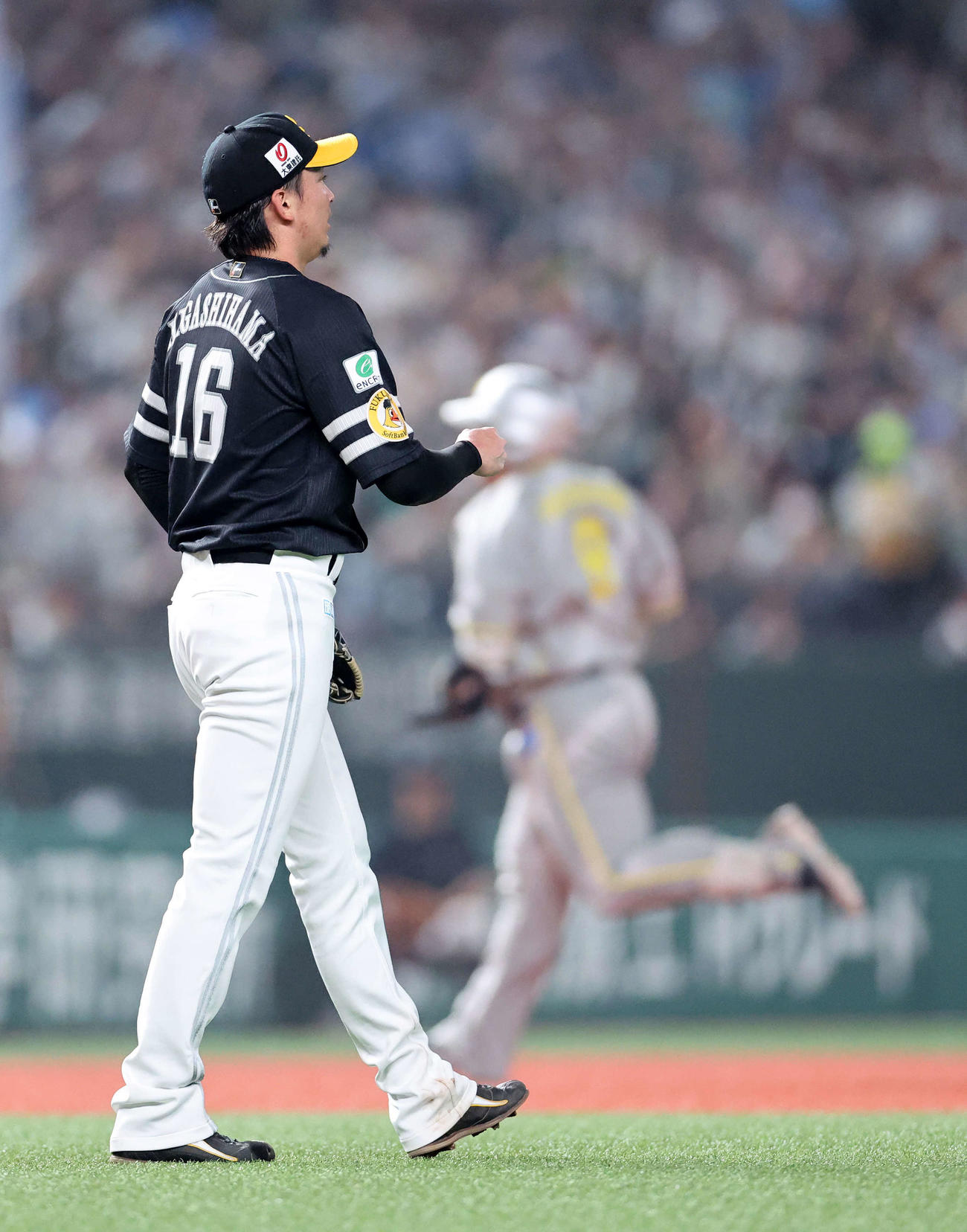 西武対ソフトバンク　6回裏西武1死、渡部（右）に左越えソロ本塁打を放たれたソフトバンク東浜（撮影・鈴木正人）