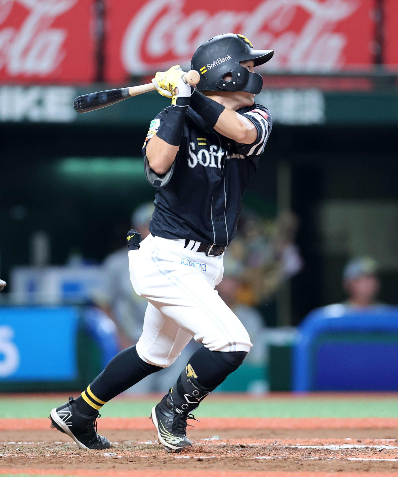西武対ソフトバンク　2回表ソフトバンク1死二塁、中村晃は中前適時打を放つ（撮影・鈴木正人）