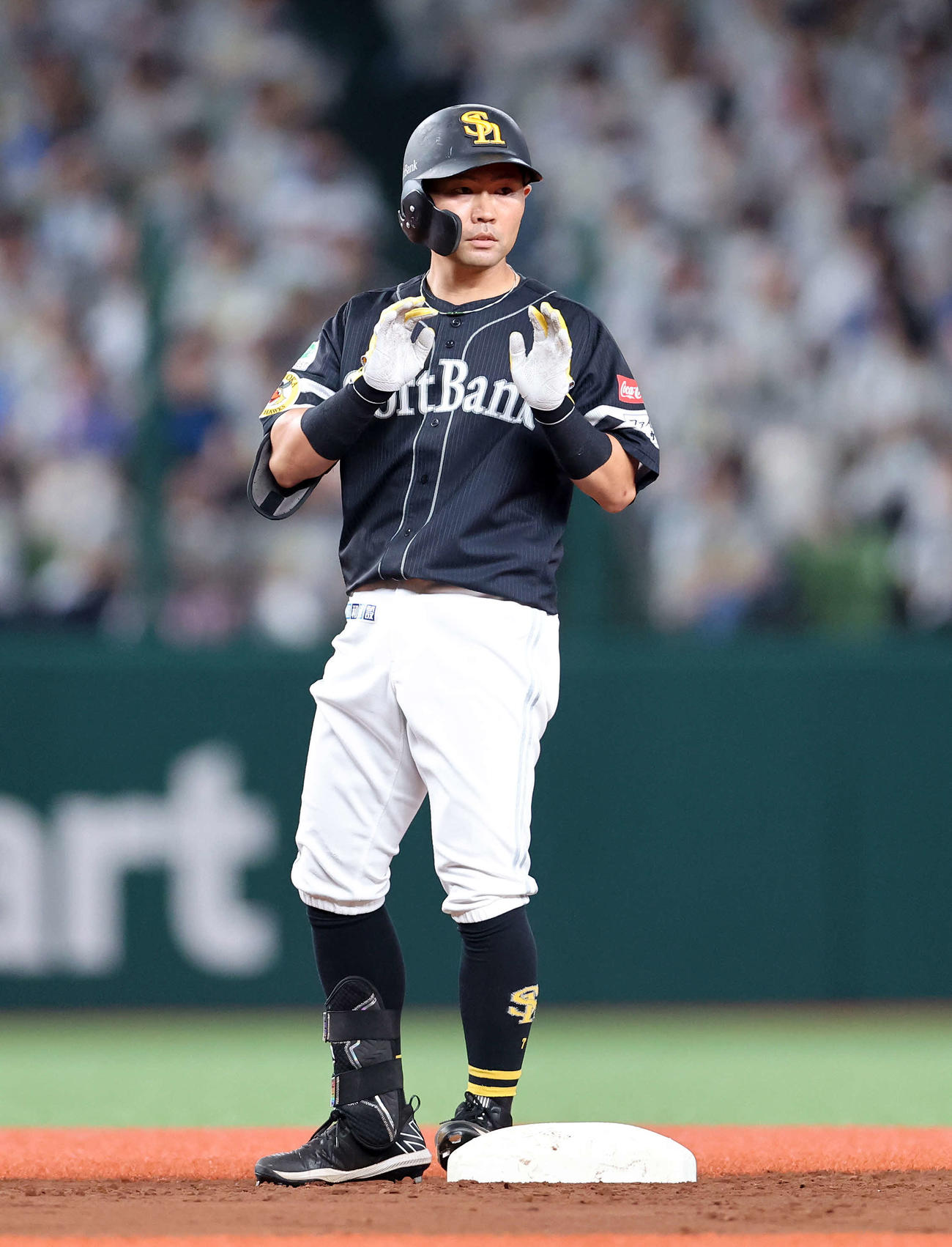 西武対ソフトバンク　2回表ソフトバンク1死二塁、中村晃は中前適時打を放つ（撮影・鈴木正人）