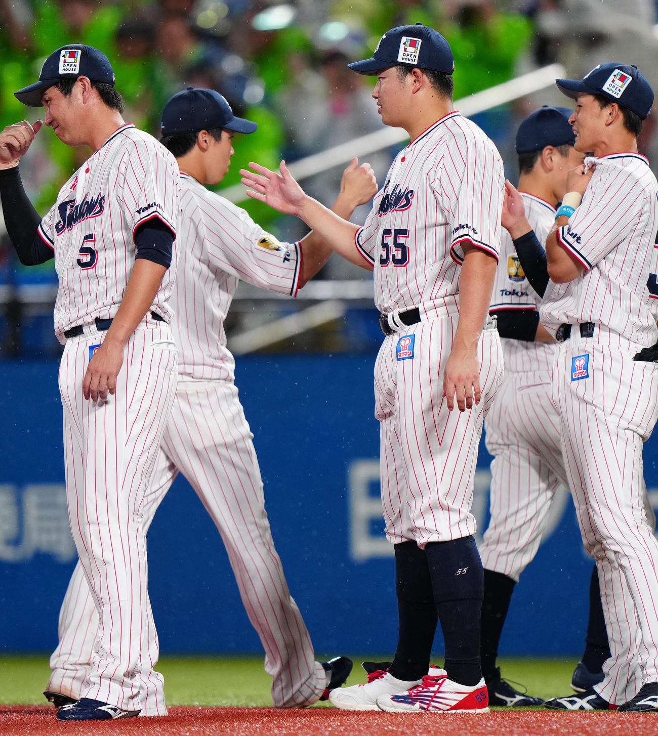 ヤクルト対広島　試合後、ヤクルト山田（左から2人目）とタッチを交わす村上（撮影・江口和貴）