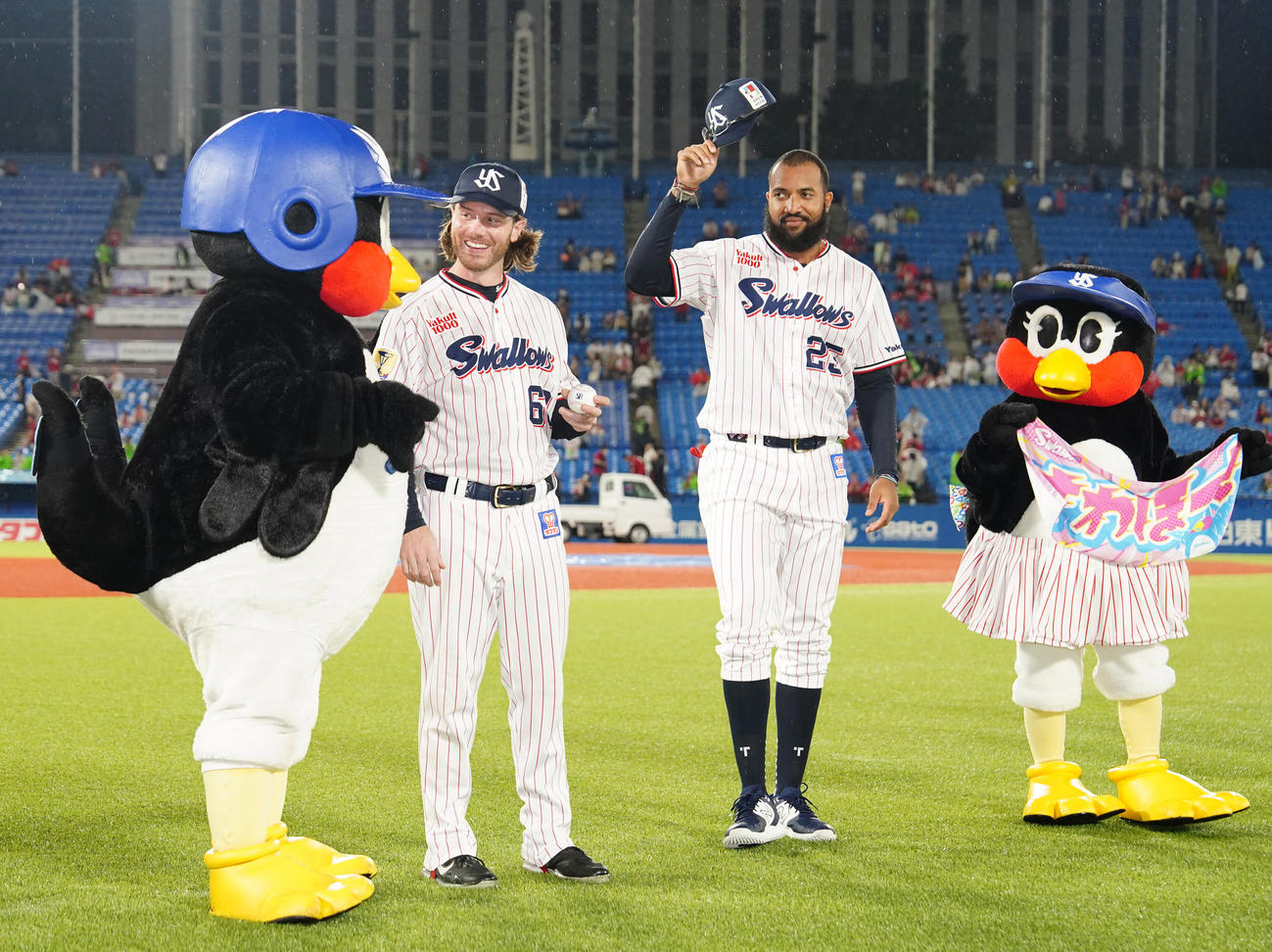 ヤクルト対広島　試合後、ファンにあいさつするヤクルト・サンタナ（中央右）とピーターズ（同左）（撮影・江口和貴）