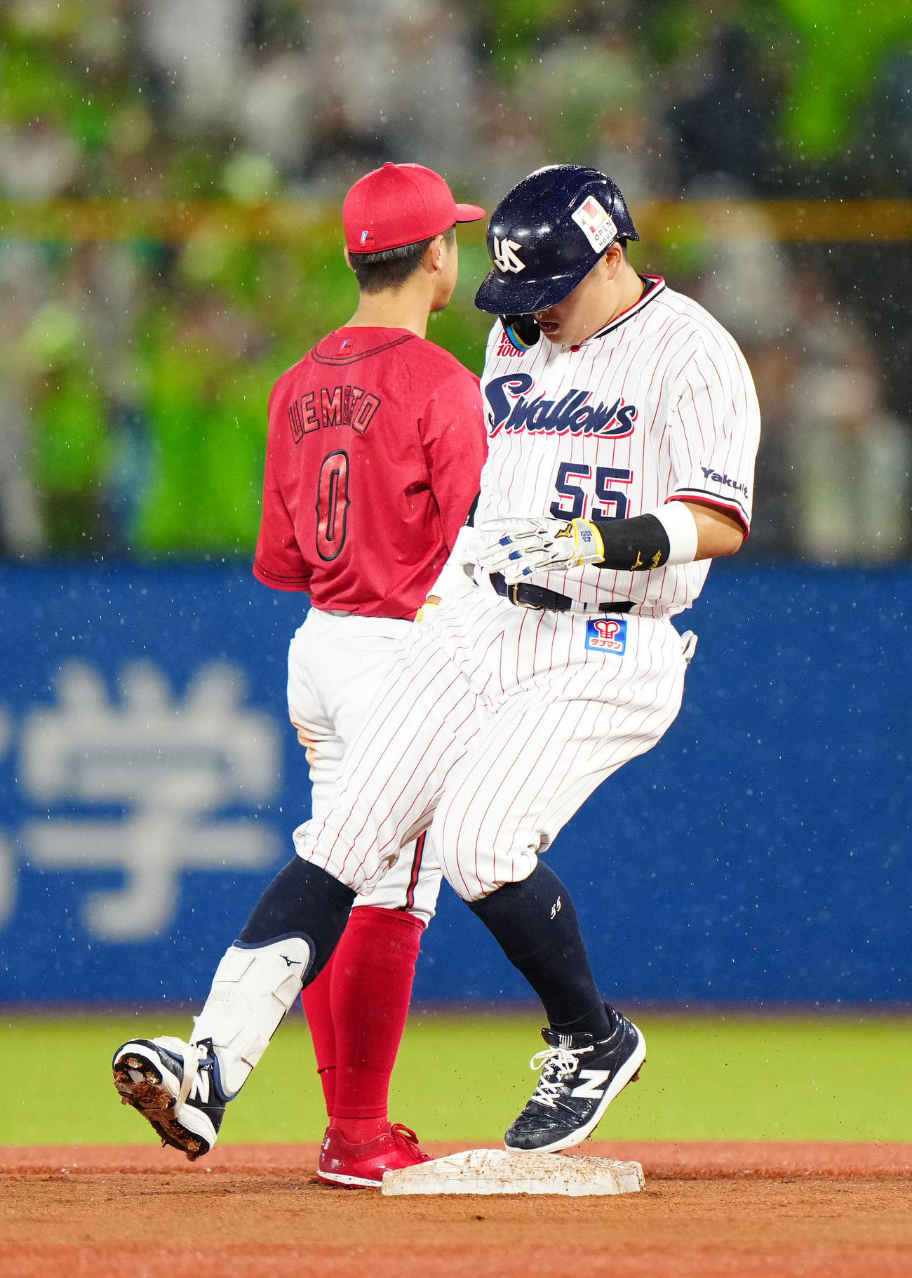 ヤクルト対広島　8回裏ヤクルト1死、二塁打を放った代打村上（撮影・江口和貴）