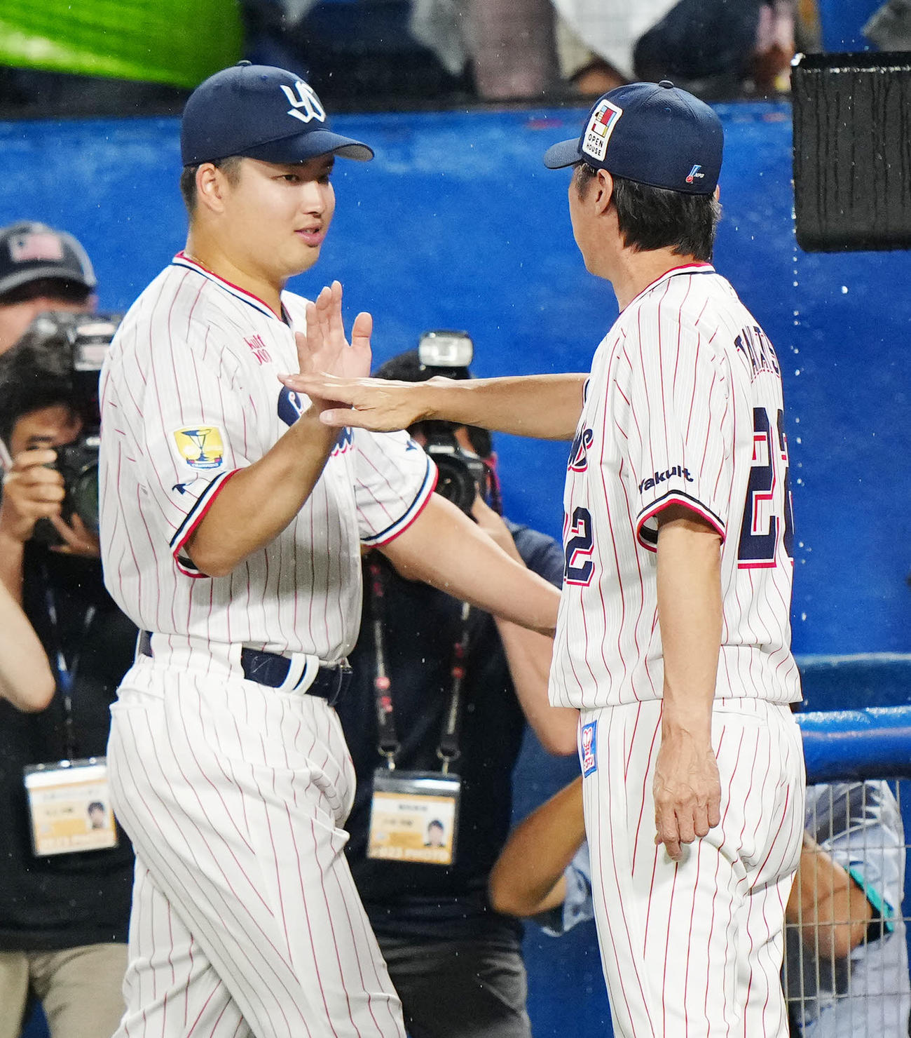 ヤクルト対広島　試合後、ヤクルト高津監督（右）とタッチを交わす村上（撮影・江口和貴）