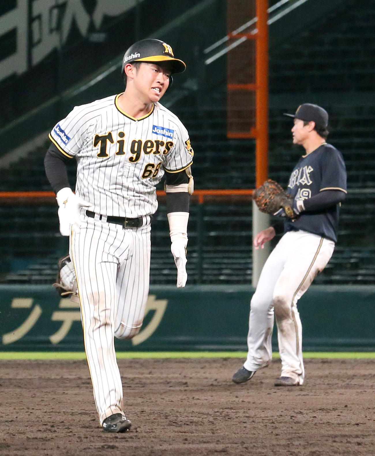 ウエスタン・リーグ阪神対オリックス　8回裏阪神2死、中川（手前）は中三塁打を放ち三塁に向かう（撮影・上山淳一）