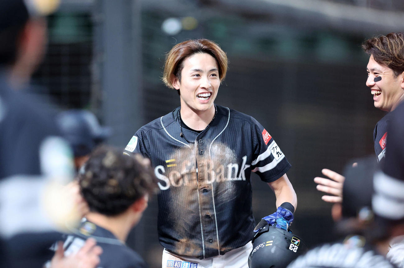 西武対ソフトバンク　8回表ソフトバンク1死二、三塁、野村大の中犠飛で三塁走者の周東（中央）が生還しベンチ前で笑顔を見せる（撮影・鈴木正人）