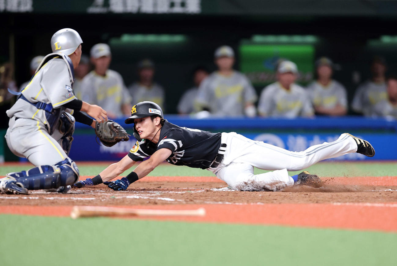 西武対ソフトバンク　8回表ソフトバンク1死二、三塁、野村大の中犠飛で三塁走者の周東が生還、捕手は古市（撮影・鈴木正人）