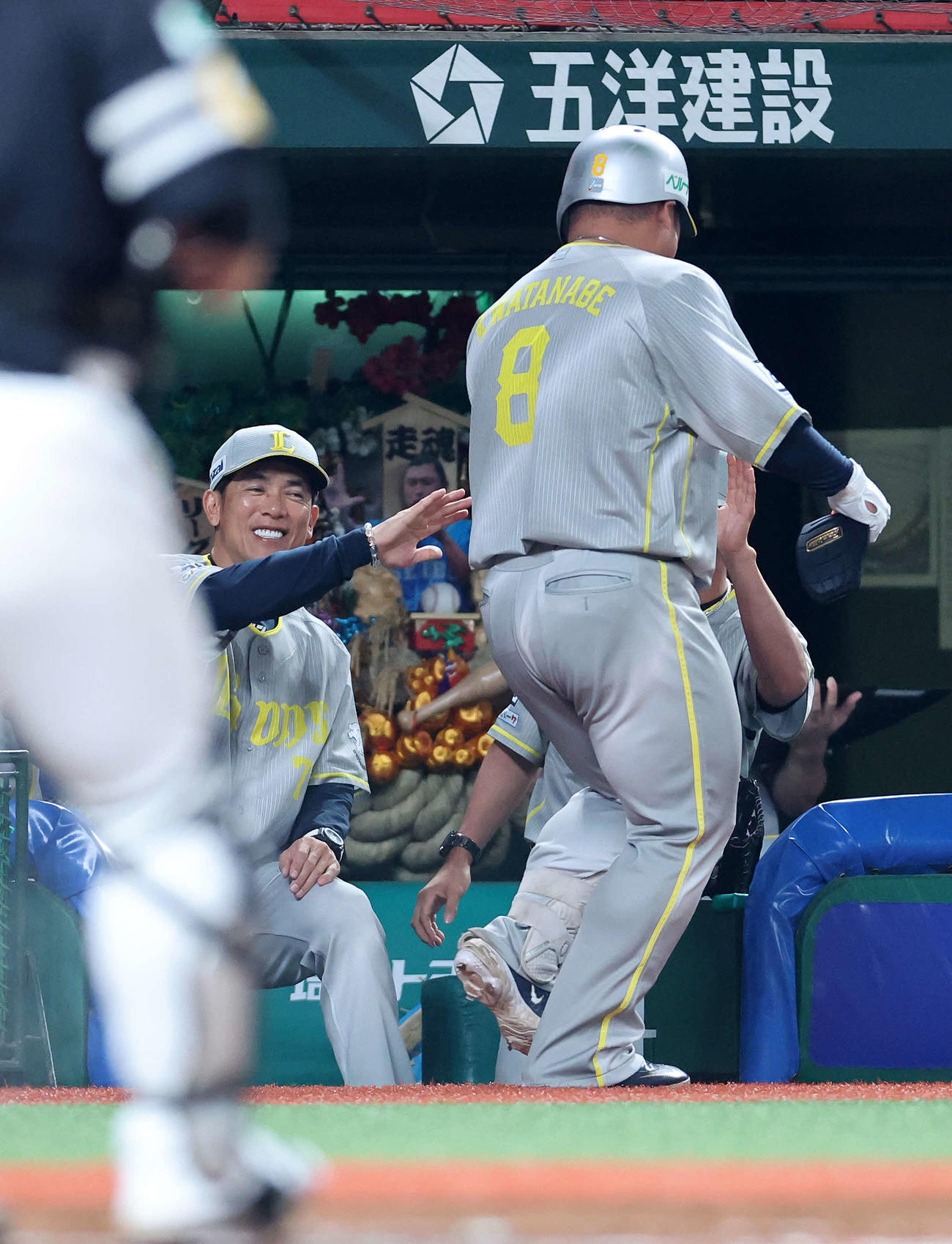 西武対ソフトバンク　6回裏西武1死、左越えソロ本塁打の渡部（右）を笑顔で迎える松井監督（撮影・鈴木正人）