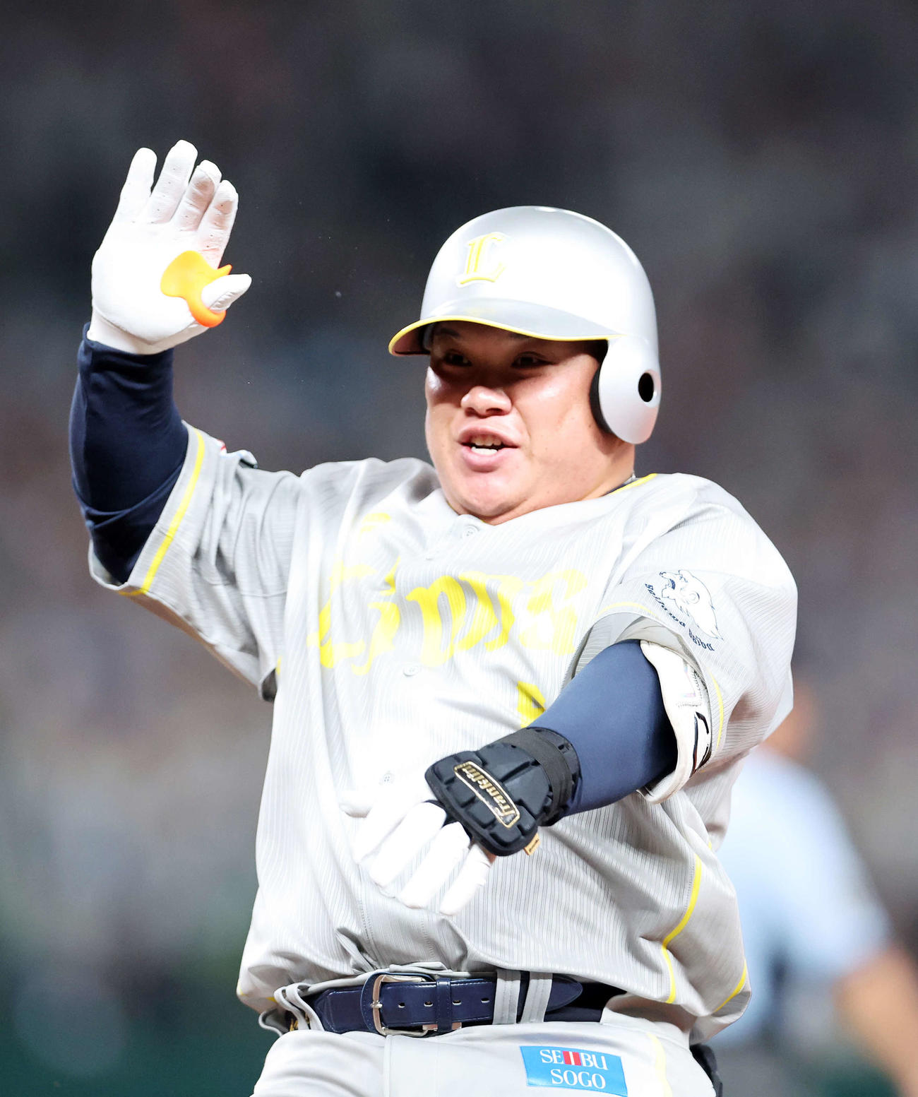 西武対ソフトバンク　7回裏西武2死満塁、渡部は中前2点適時打を放ち笑顔を見せる（撮影・鈴木正人）