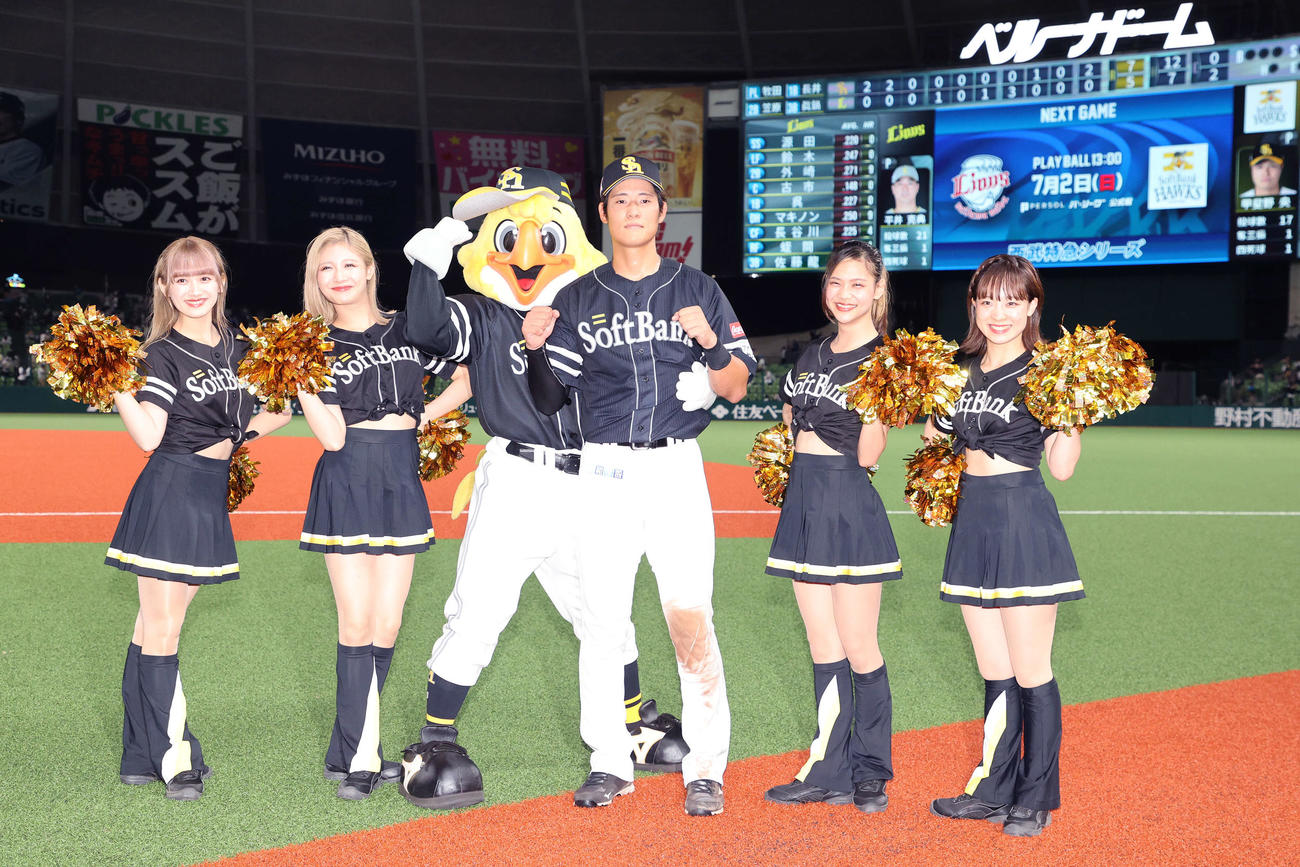 西武対ソフトバンク　勝利しガッツポーズするソフトバンク上林誠知（撮影・鈴木正人）
