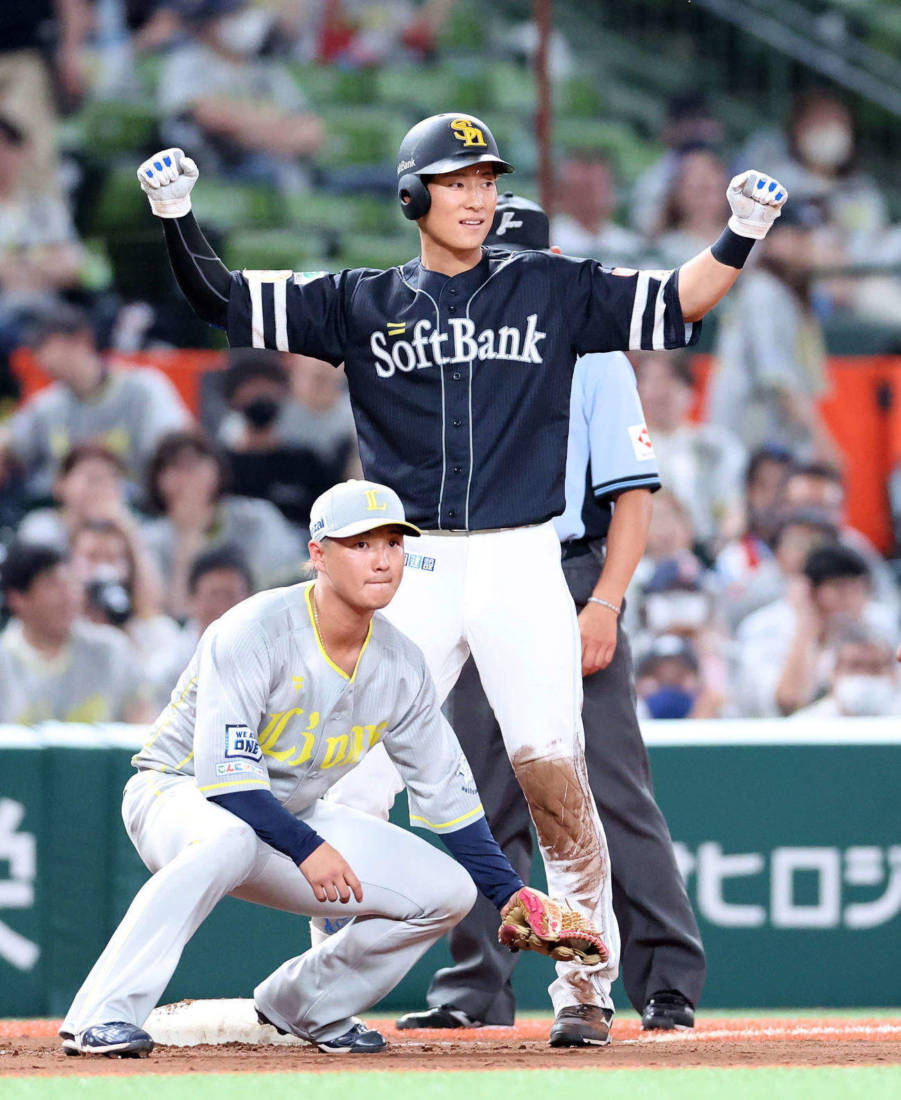 西武対ソフトバンク　10回表ソフトバンク1死二、三塁、上林は右2点適時三塁打を放ちガッツポーズ（撮影・鈴木正人）