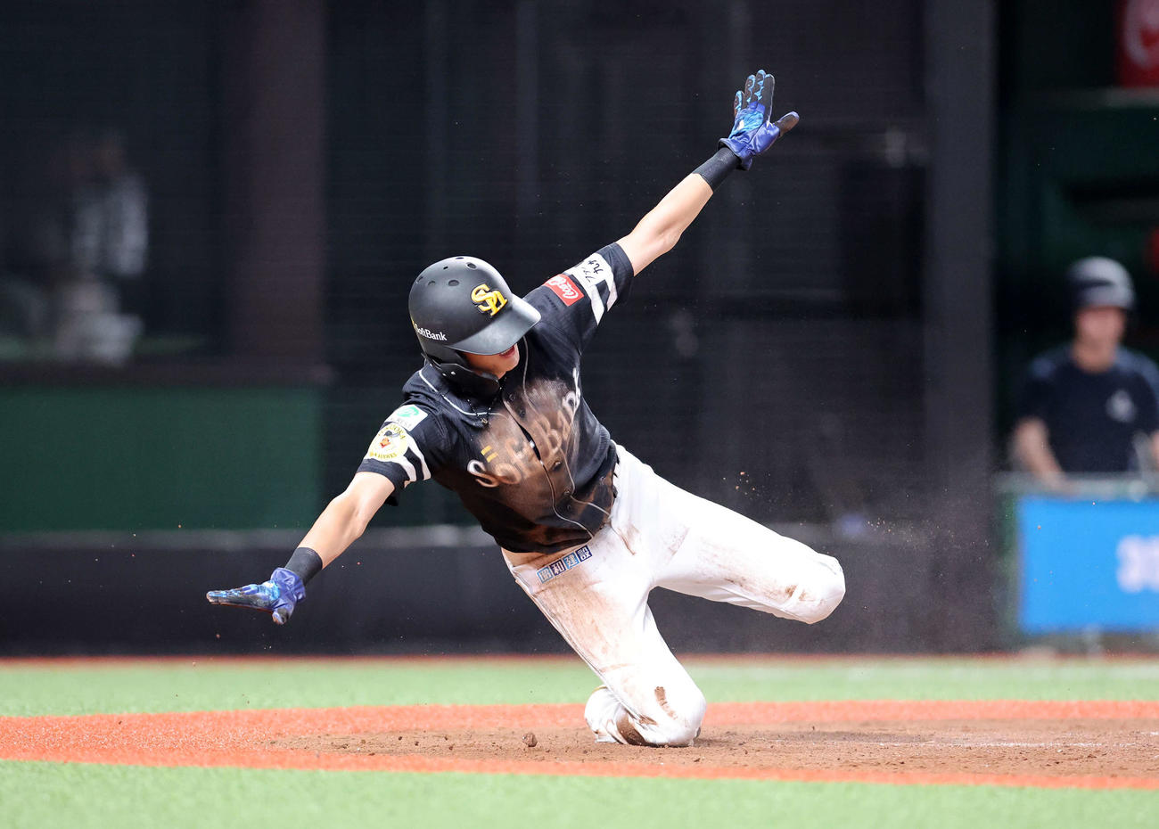 西武対ソフトバンク　8回表ソフトバンク1死二、三塁、野村の中犠飛で三塁走者の周東が生還（撮影・鈴木正人）