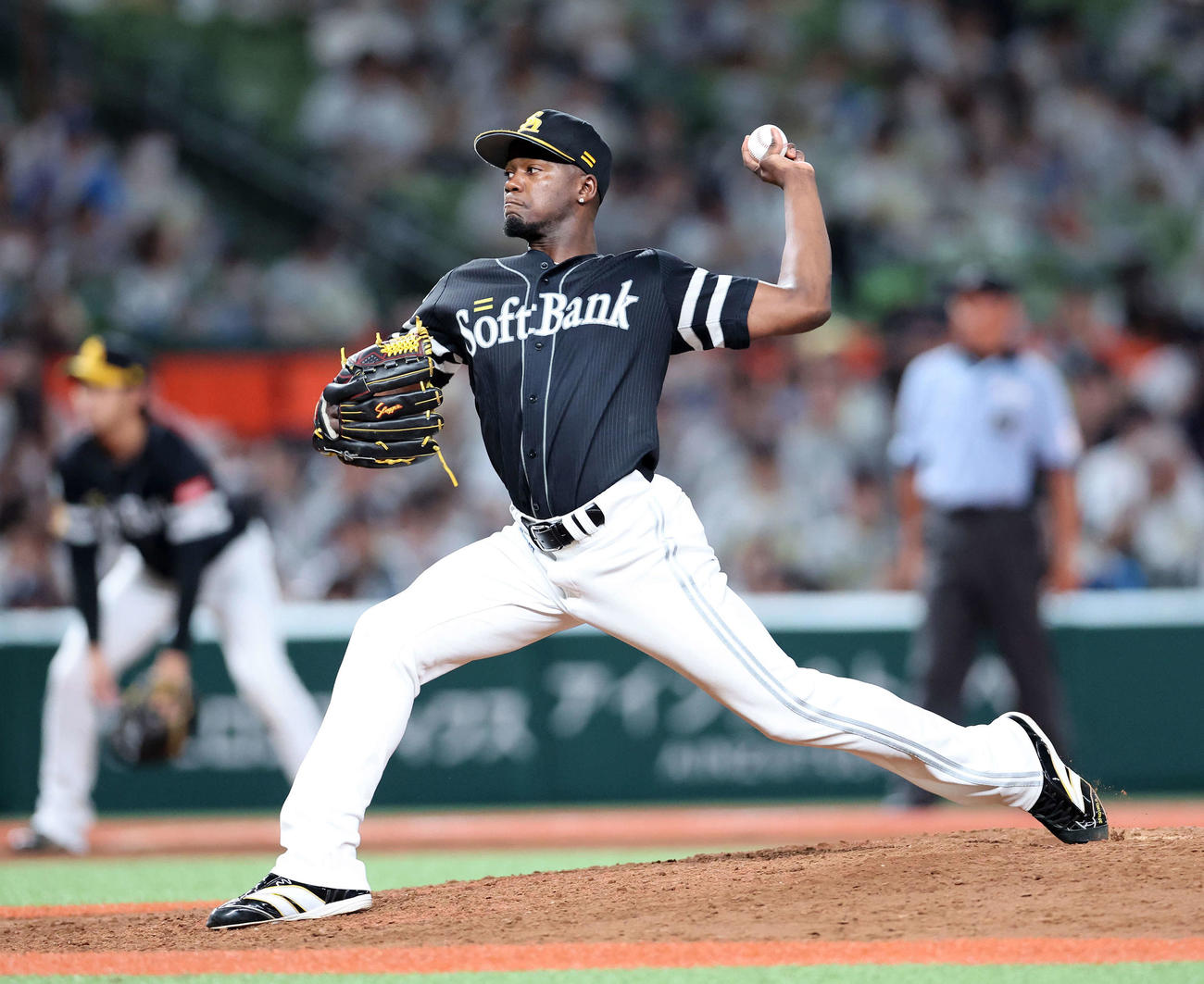 西武対ソフトバンク　力投するソフトバンク4番手のモイネロ（撮影・鈴木正人）