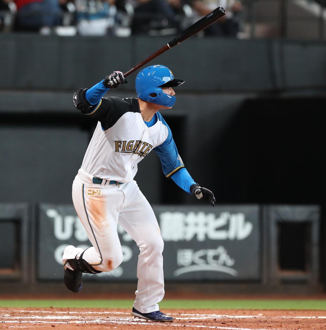 1日のオリックス戦で、左前打を放つ清宮