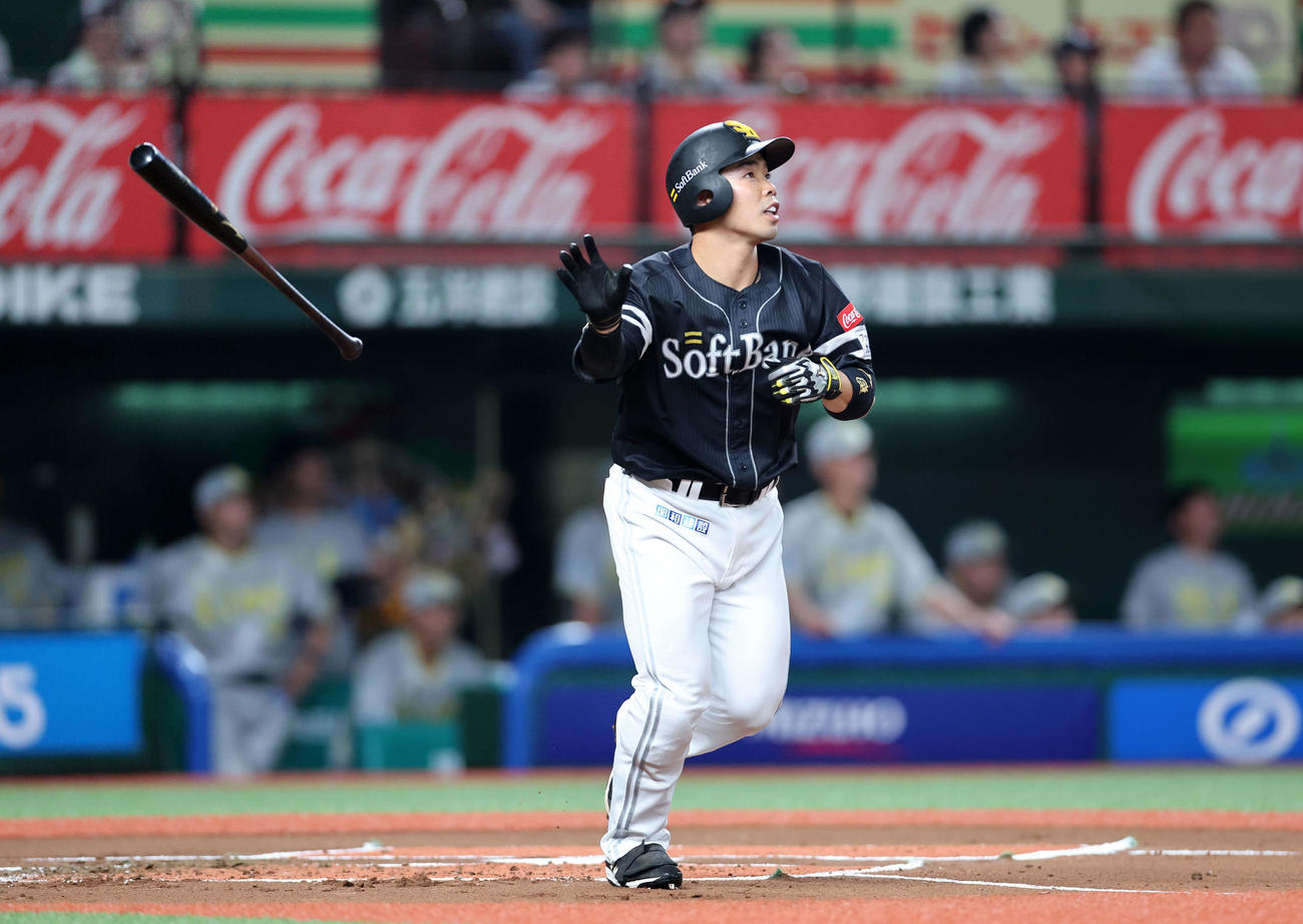 西武対ソフトバンク　1回表ソフトバンク1死一塁、近藤は右中間に先制の2点本塁打を放つ（撮影・鈴木正人）