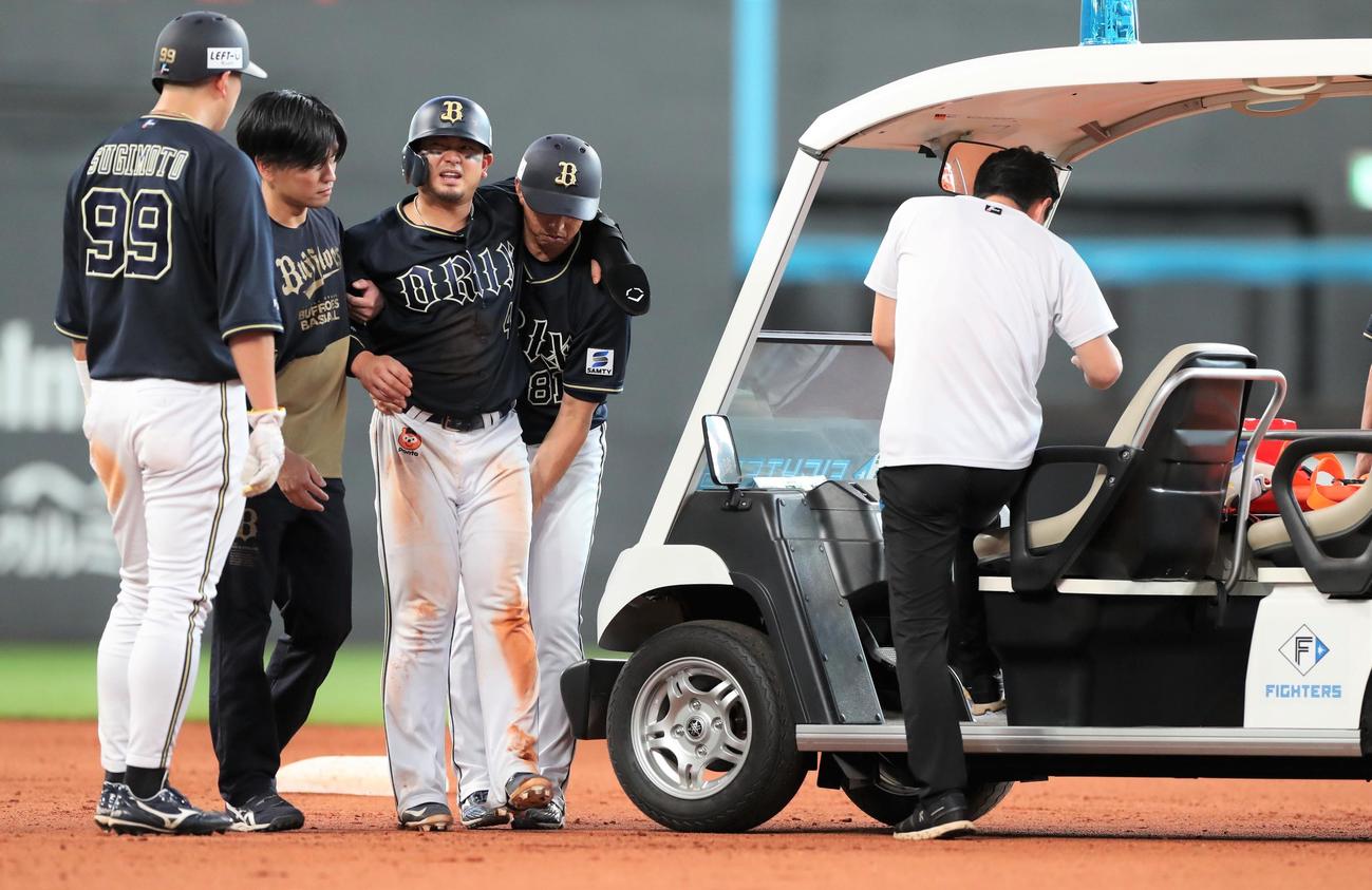 オリックス森友哉は足を痛め運ばれる（2023年7月1日撮影）