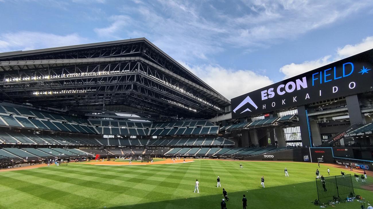 日本ハム対オリックス　球場の屋根を開けて試合前練習が行われた（撮影・黒川智章）