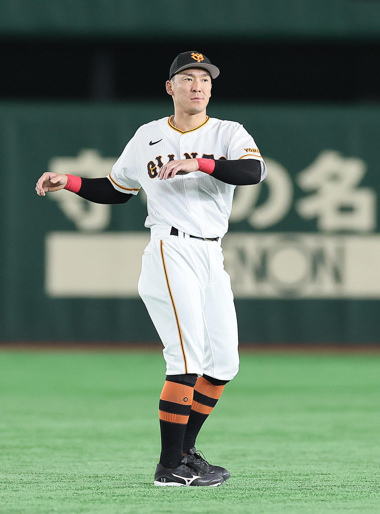 試合前、体を動かす巨人梶谷（撮影・足立雅史）