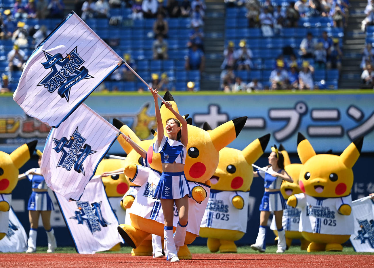DeNA対中日　オープニングセレモニーに登場したDianaとピカチュウ（撮影・横山健太）