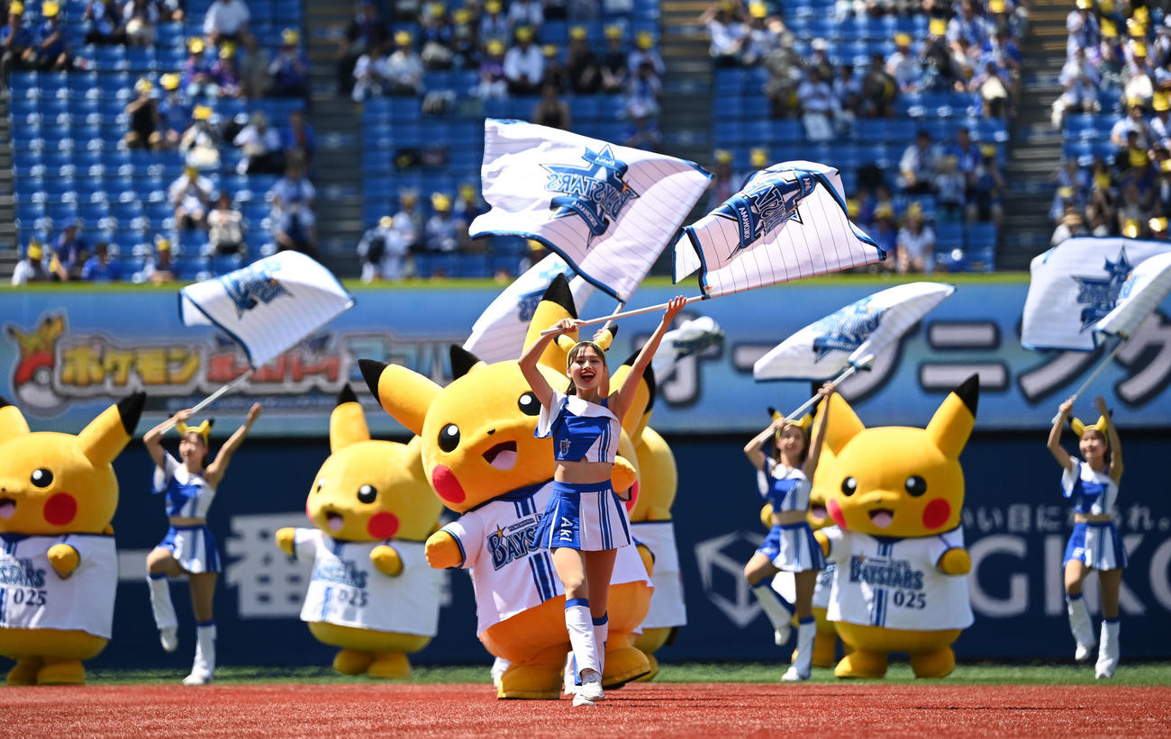 DeNA対中日　オープニングセレモニーに登場したDianaとピカチュウ（撮影・横山健太）