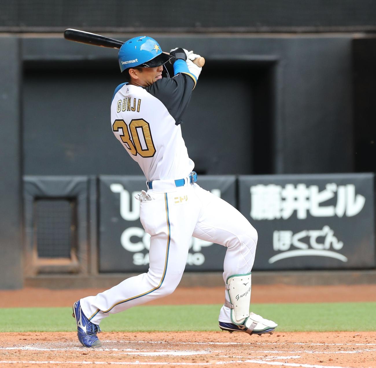 日本ハム対オリックス　3回裏日本ハム2死二、三塁、左前2点適時打を放つ郡司（撮影・黒川智章）