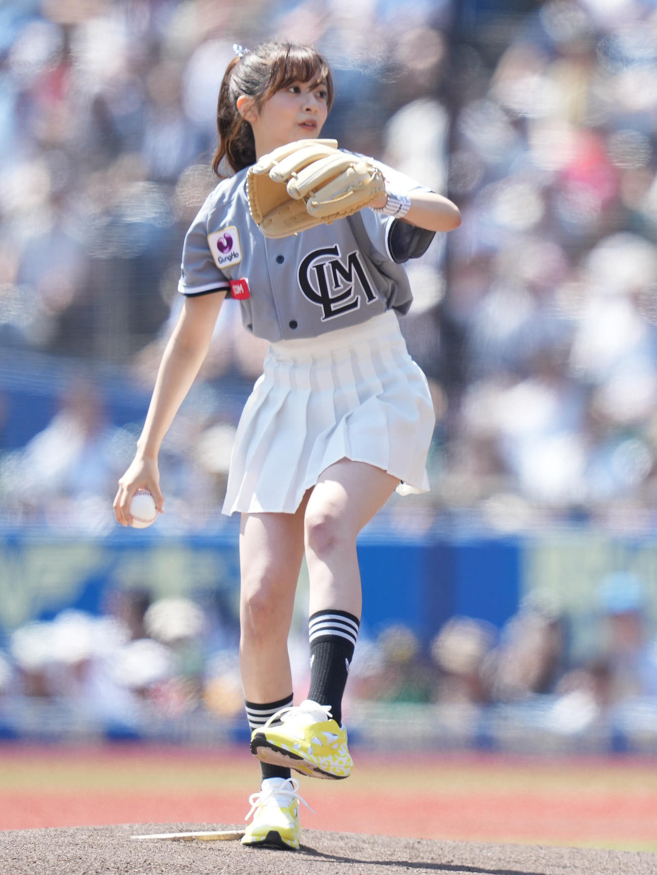ロッテ対楽天　ファーストピッチセレモニーで投球する菊池柚花（撮影・鈴木みどり）