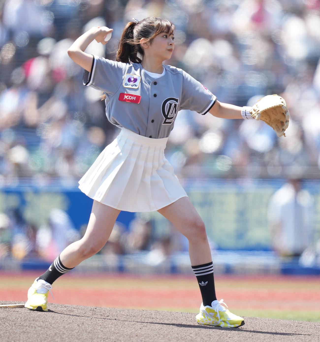 ロッテ対楽天　ファーストピッチセレモニーで投球する菊池柚花（撮影・鈴木みどり）