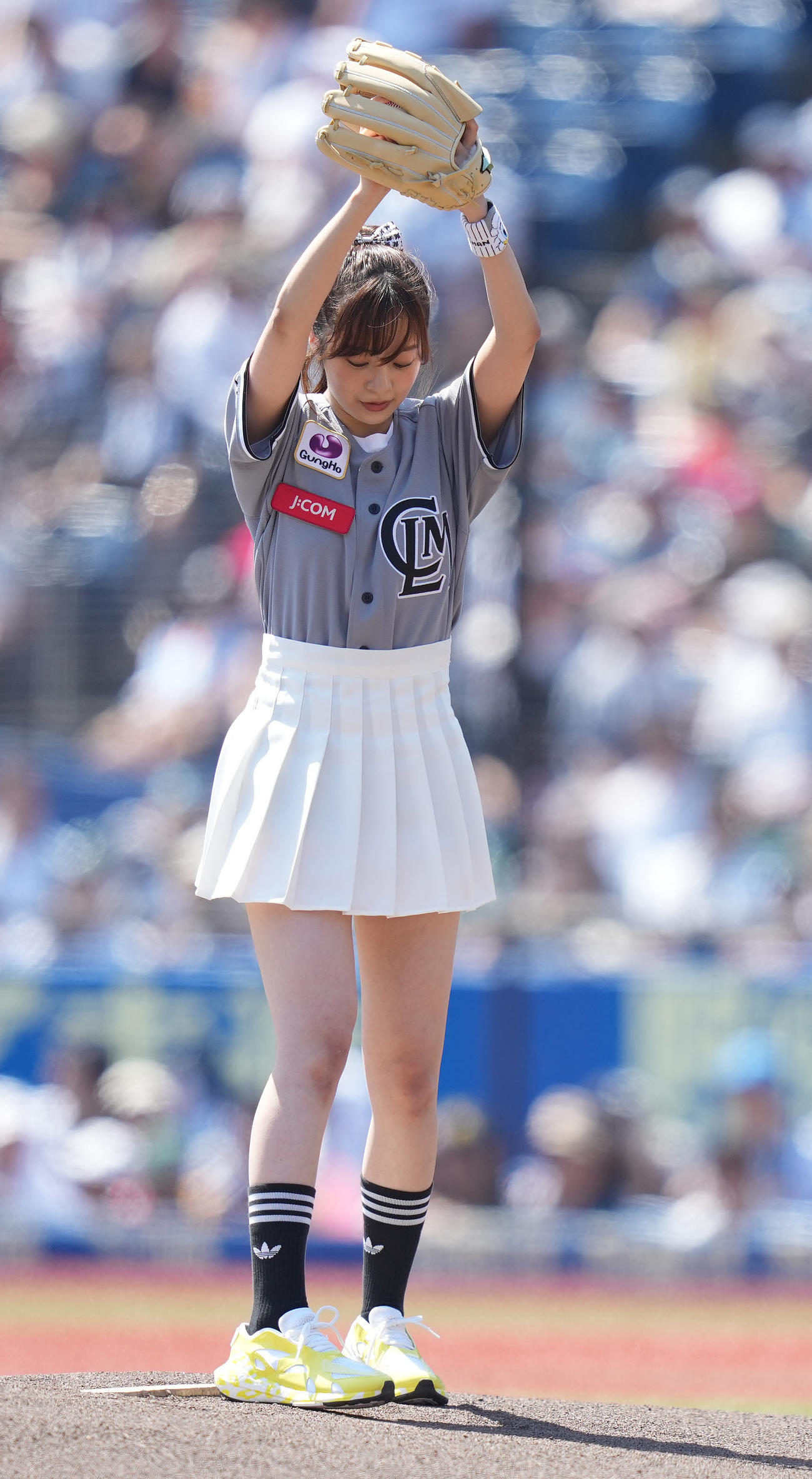 ロッテ対楽天　ファーストピッチセレモニーで投球する菊池柚花（撮影・鈴木みどり）