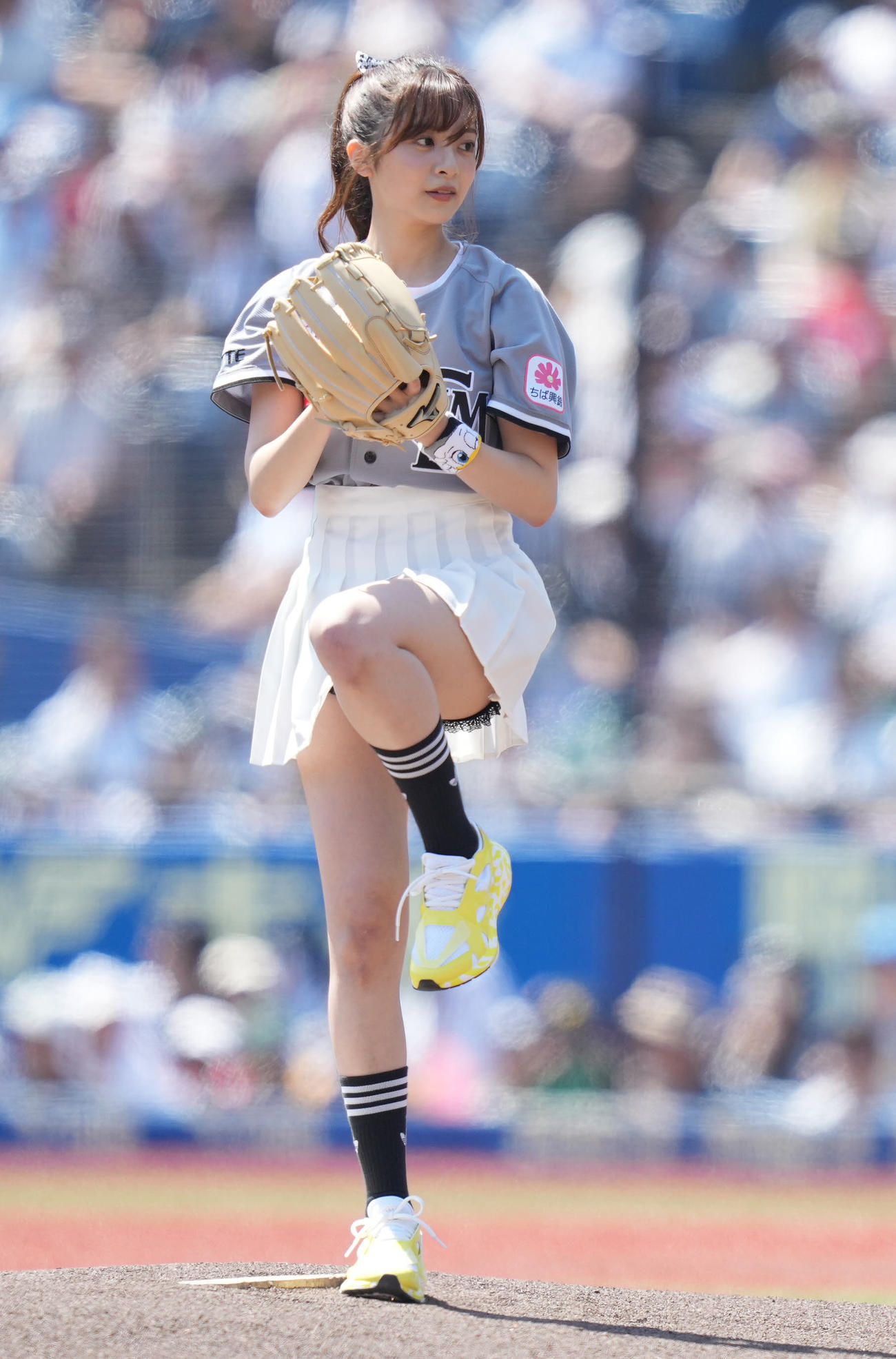 ロッテ対楽天　ファーストピッチセレモニーで投球する菊池柚花（撮影・鈴木みどり）