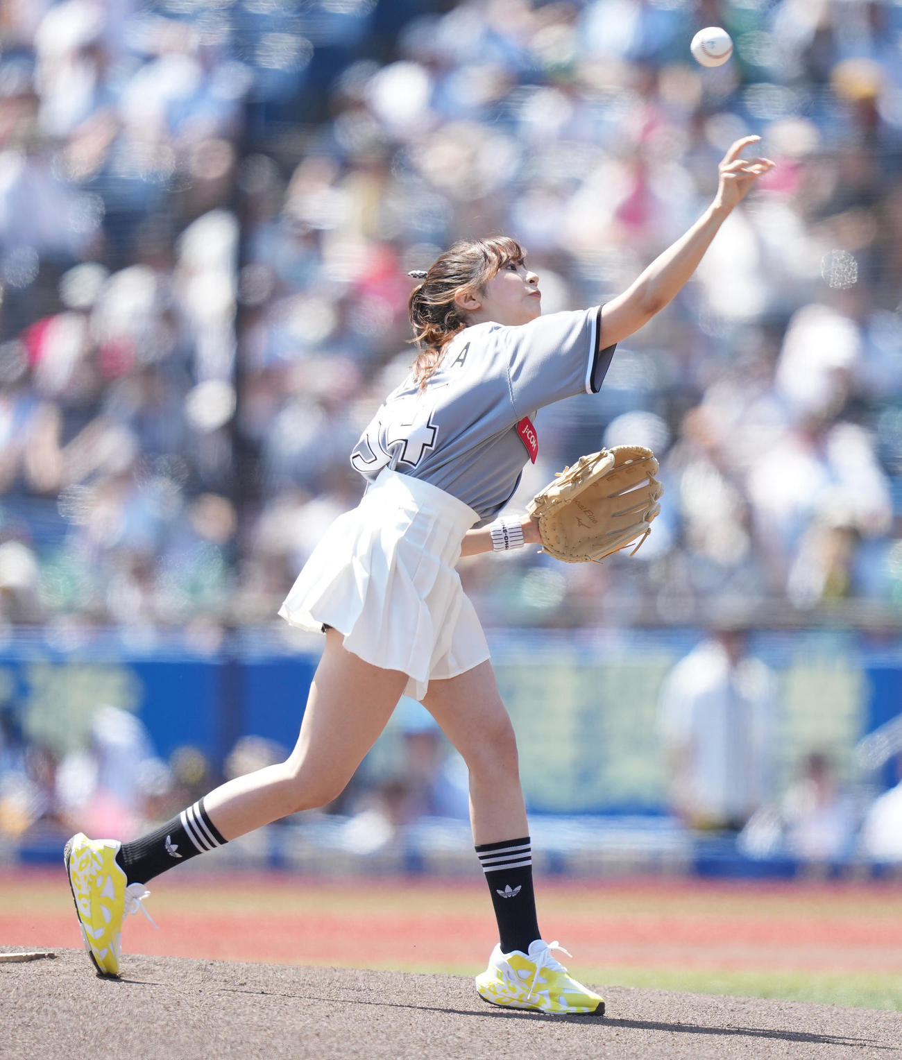 ロッテ対楽天　ファーストピッチセレモニーで投球する菊池柚花（撮影・鈴木みどり）