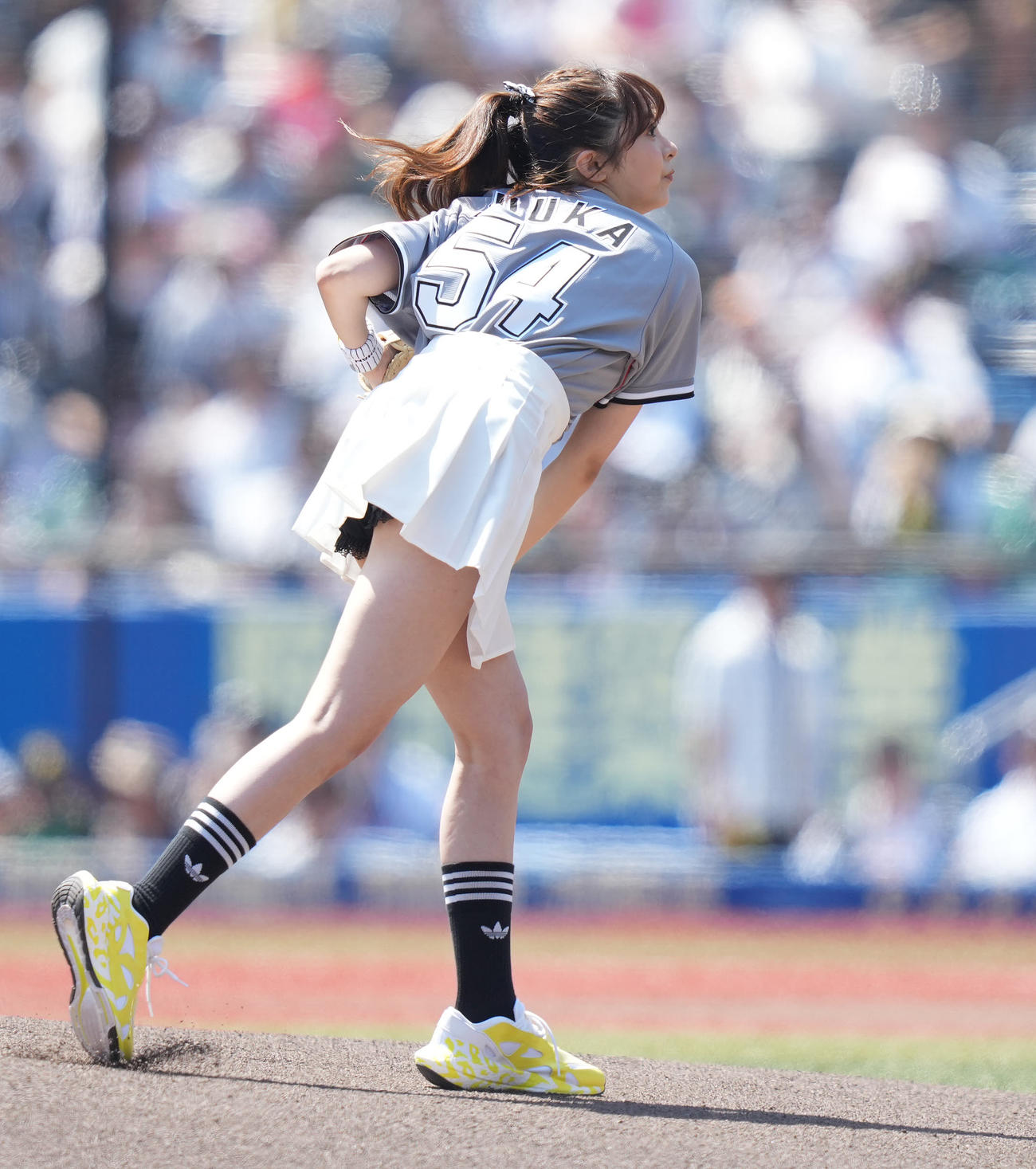 ロッテ対楽天　ファーストピッチセレモニーで投球する菊池柚花（撮影・鈴木みどり）