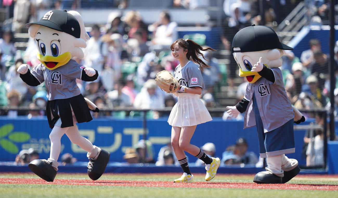 ロッテ対楽天　ファーストピッチセレモニーに向かう菊池柚花（撮影・鈴木みどり）