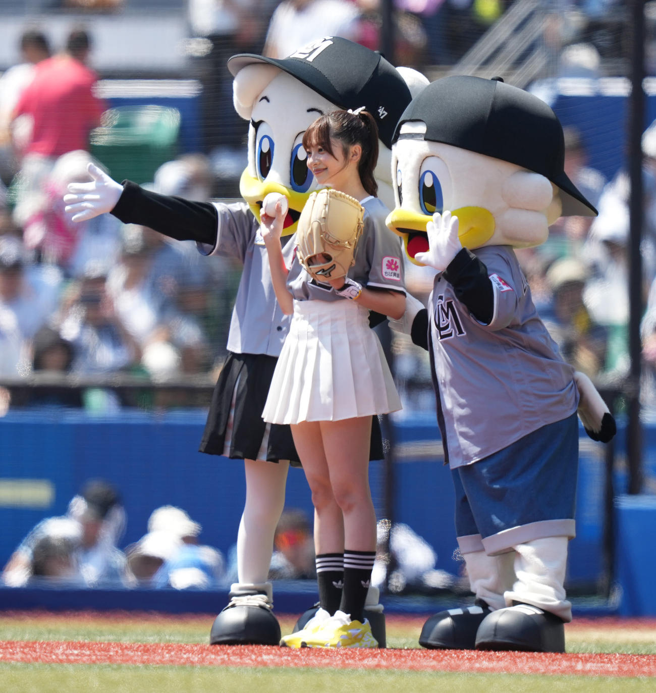 ロッテ対楽天　ファーストピッチセレモニー前に、リーンちゃん（左）、ズーちゃん（右）と記念撮影する菊池柚花（撮影・鈴木みどり）