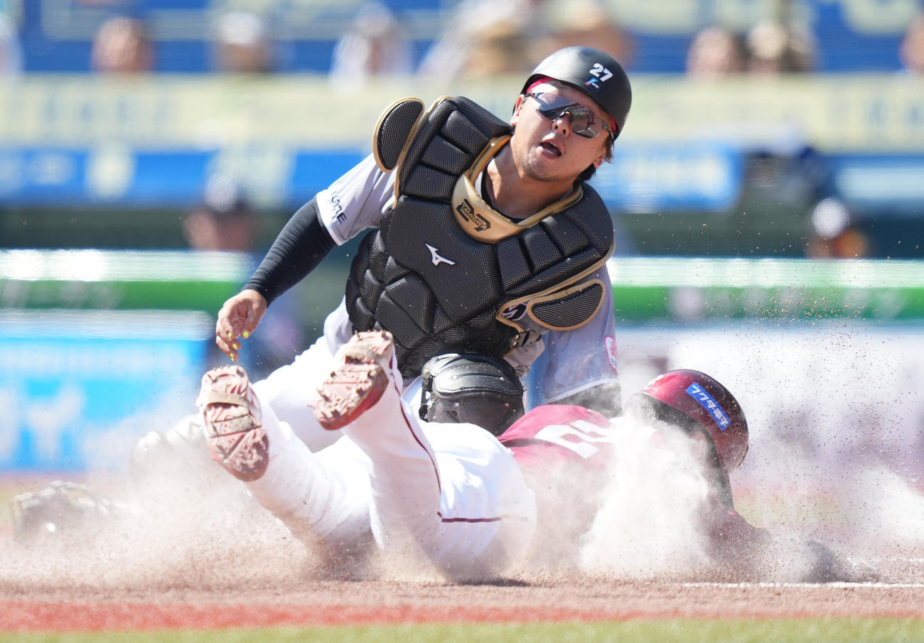 ロッテ対楽天　2回表楽天1死一、三塁、小深田が送りバントに失敗し、本塁アウトになる三塁走者太田。捕手田村（撮影・鈴木みどり）