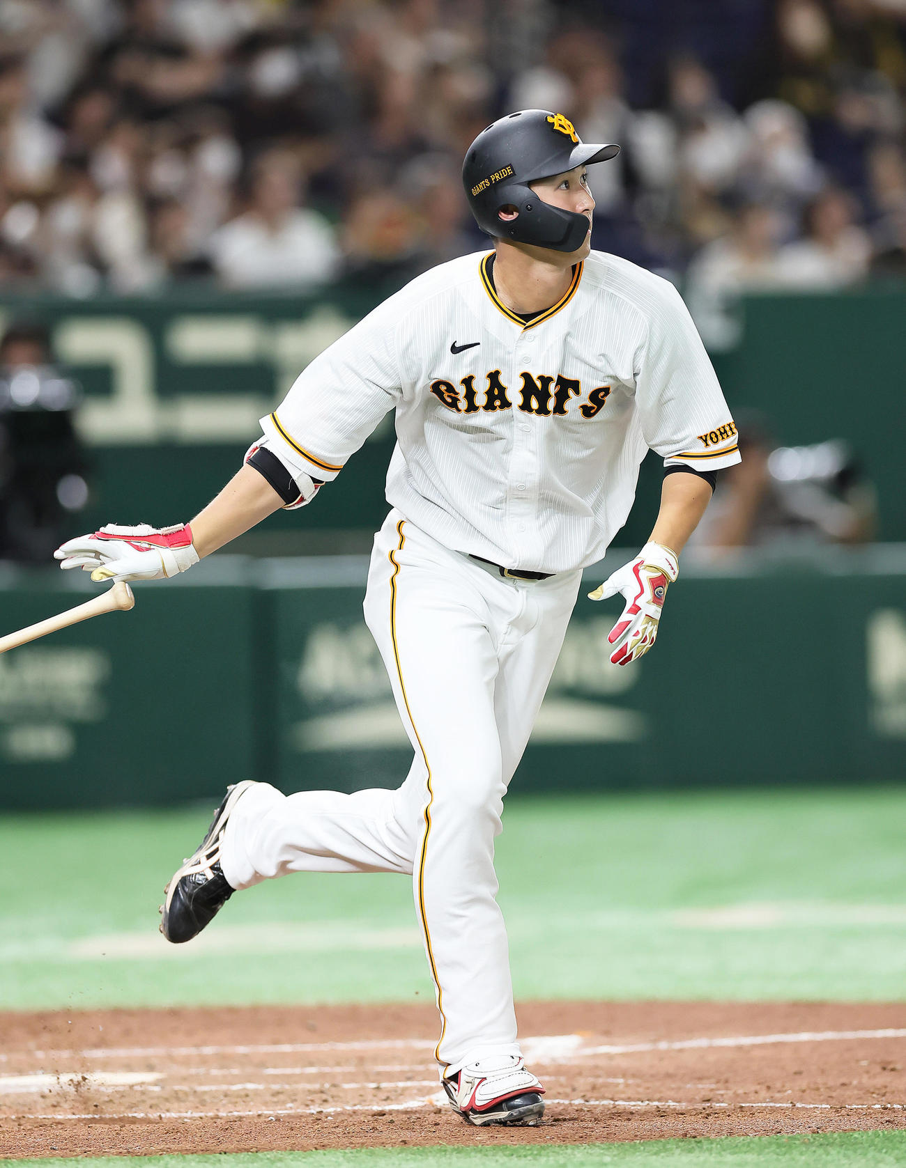 巨人対阪神　4回裏巨人無死、秋広は右中間へ本塁打を放つ（撮影・足立雅史）
