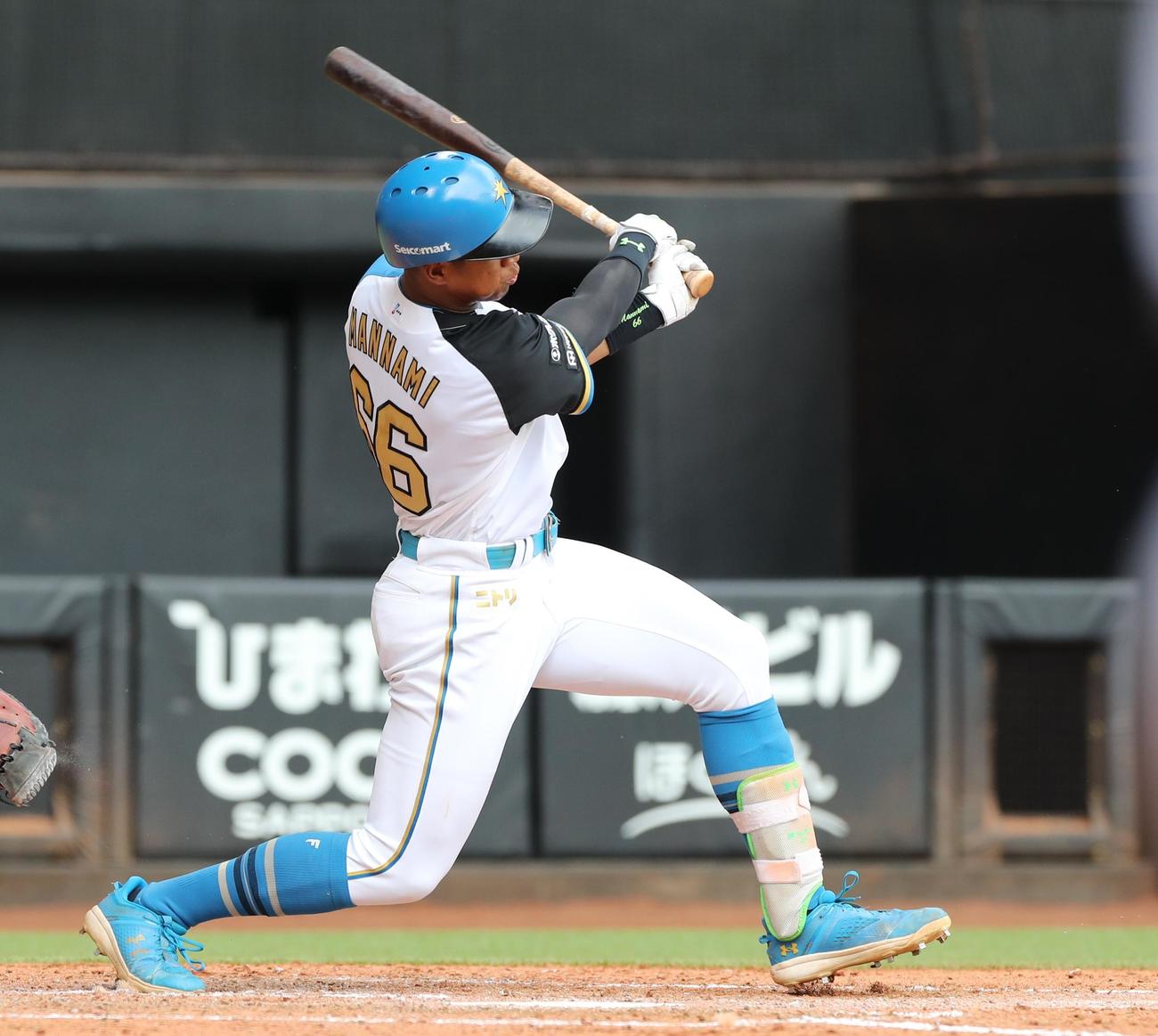 日本ハム対オリックス　4回裏日本ハム2死三塁、三塁強襲適時打を放つ万波（撮影・黒川智章）