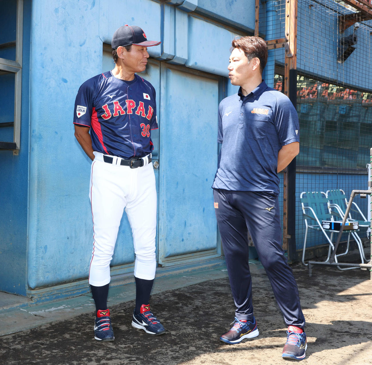 話し合う大学日本代表・大久保監督（左）と井端臨時コーチ（撮影・宮地輝）