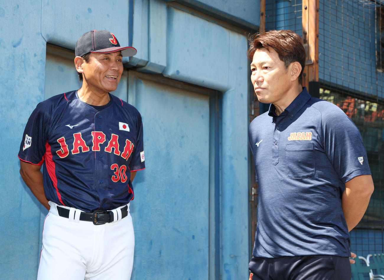 話し合う大学日本代表・大久保監督（左）と井端臨時コーチ（撮影・宮地輝）