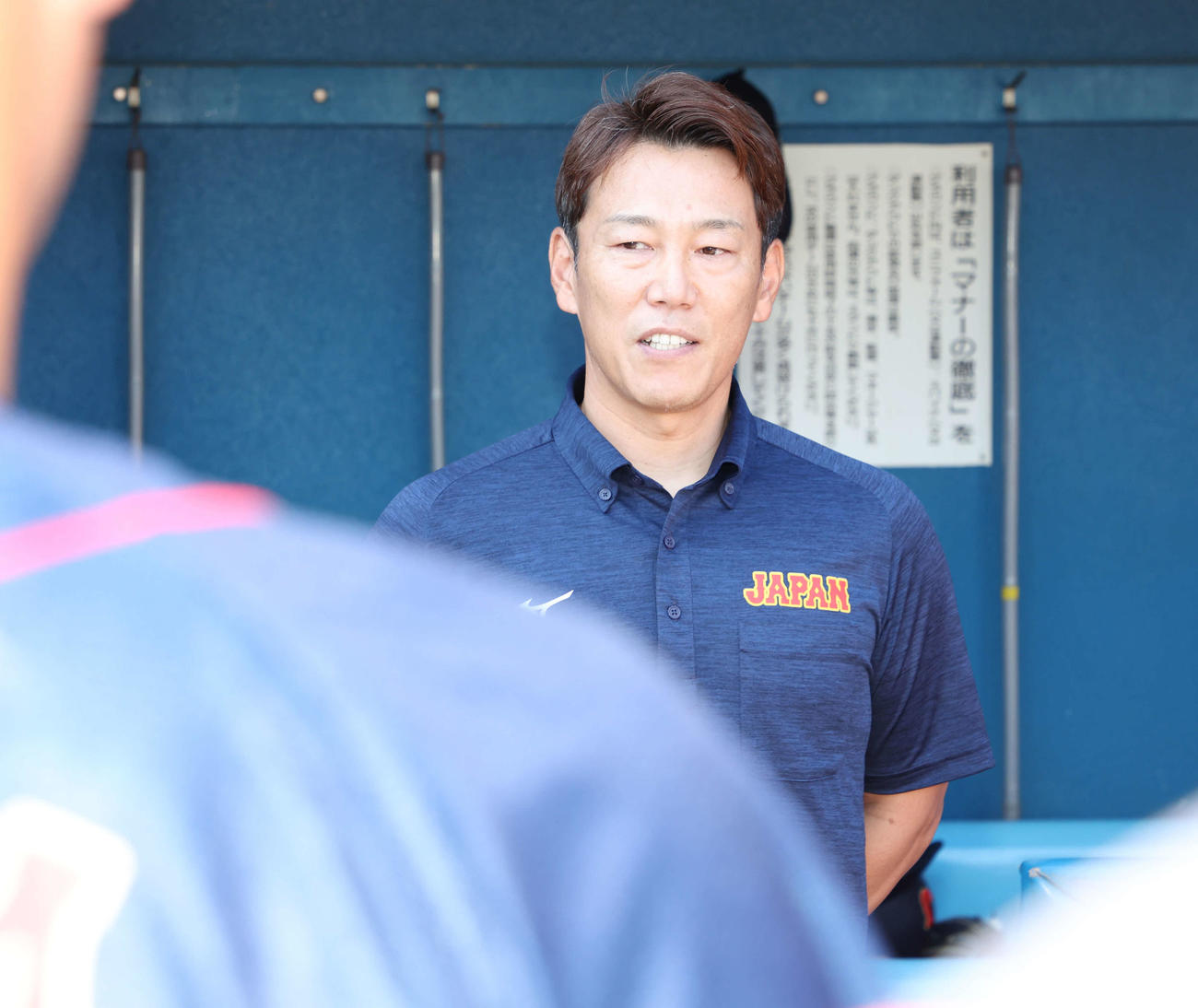 大学日本代表の選手たちに言葉をかける井端臨時コーチ（撮影・宮地輝）