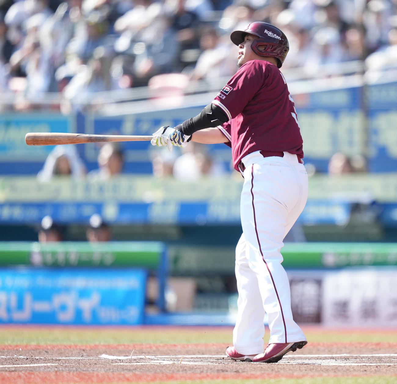 ロッテ対楽天　6回表楽天無死、中越えソロ本塁打を放つ浅村（撮影・鈴木みどり）
