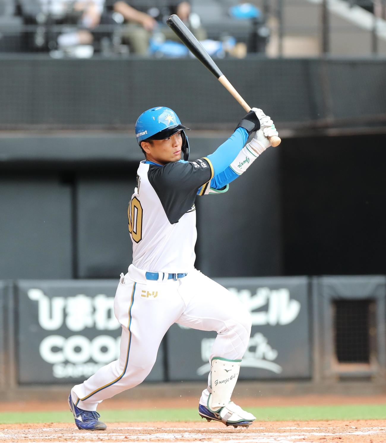日本ハム対オリックス　7回裏日本ハム1死一塁、中前打を放つ郡司（撮影・黒川智章）