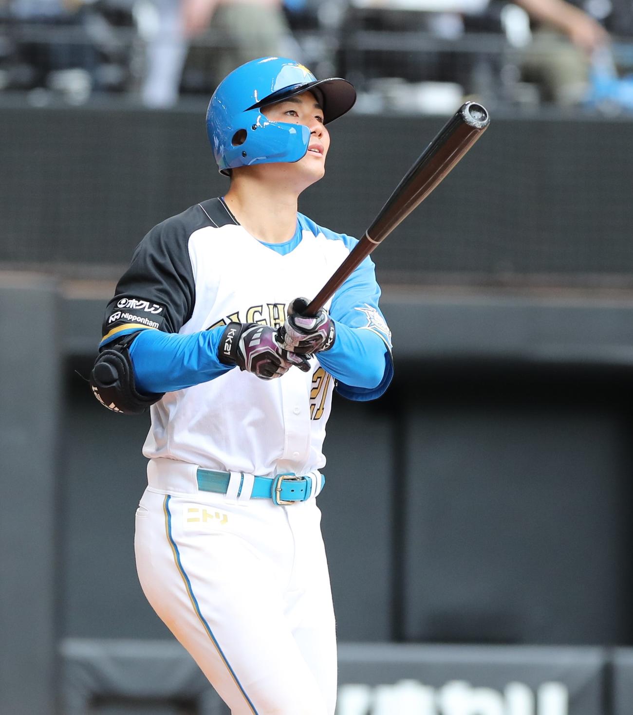 日本ハム対オリックス　8回裏日本ハム1死、右越え本塁打を放つ清宮（撮影・黒川智章）